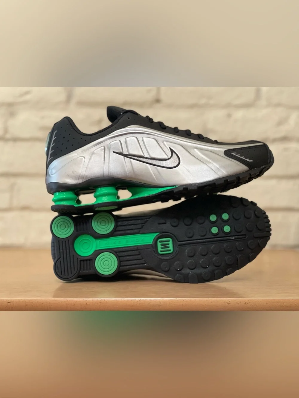 Nike Shox R4 Metallic Silver Green Shock Black HQ1988-006 Men Size 11 Gym Shoes